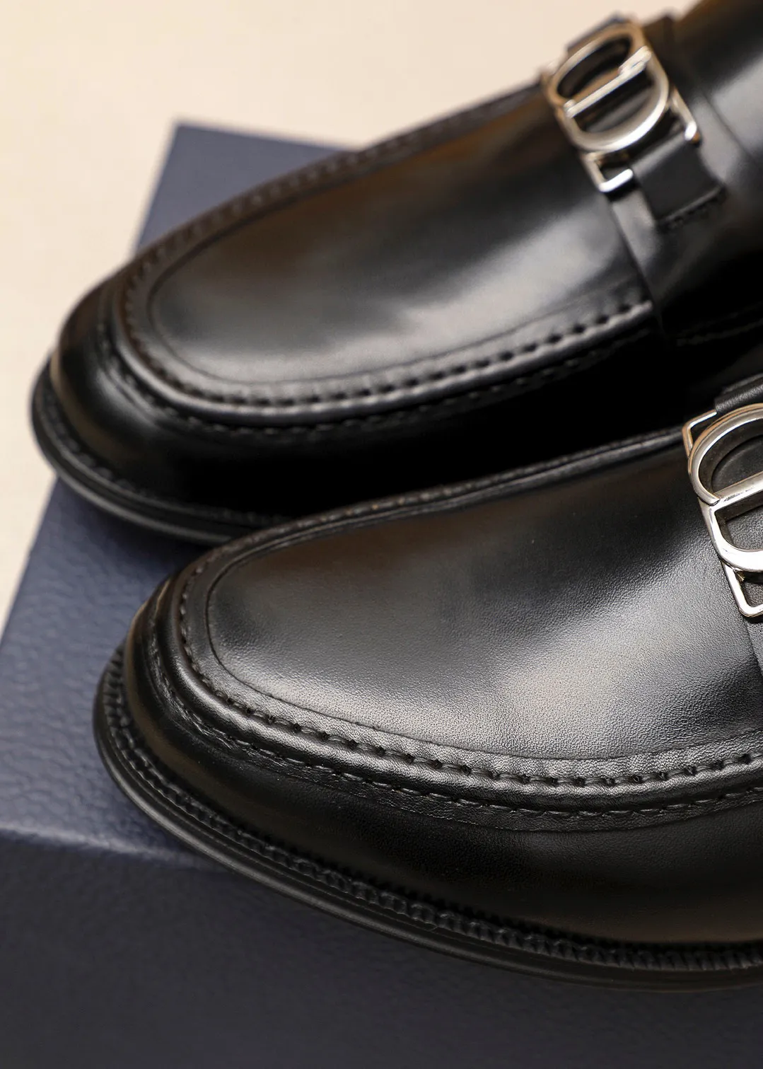 Men's shoes 💰480 💐 Product trademark: Dior "Dior" casual leather shoes Regular size: 39-44 (38.45.46🉑️Customized) Product materials: Selected Italian imported first-layer calfskin upper + classic hardware buckle, imported water-dyed 🐂 cowhide lining. Strong three-dimensional visual effect, original outsole color: 1⃣️color optional